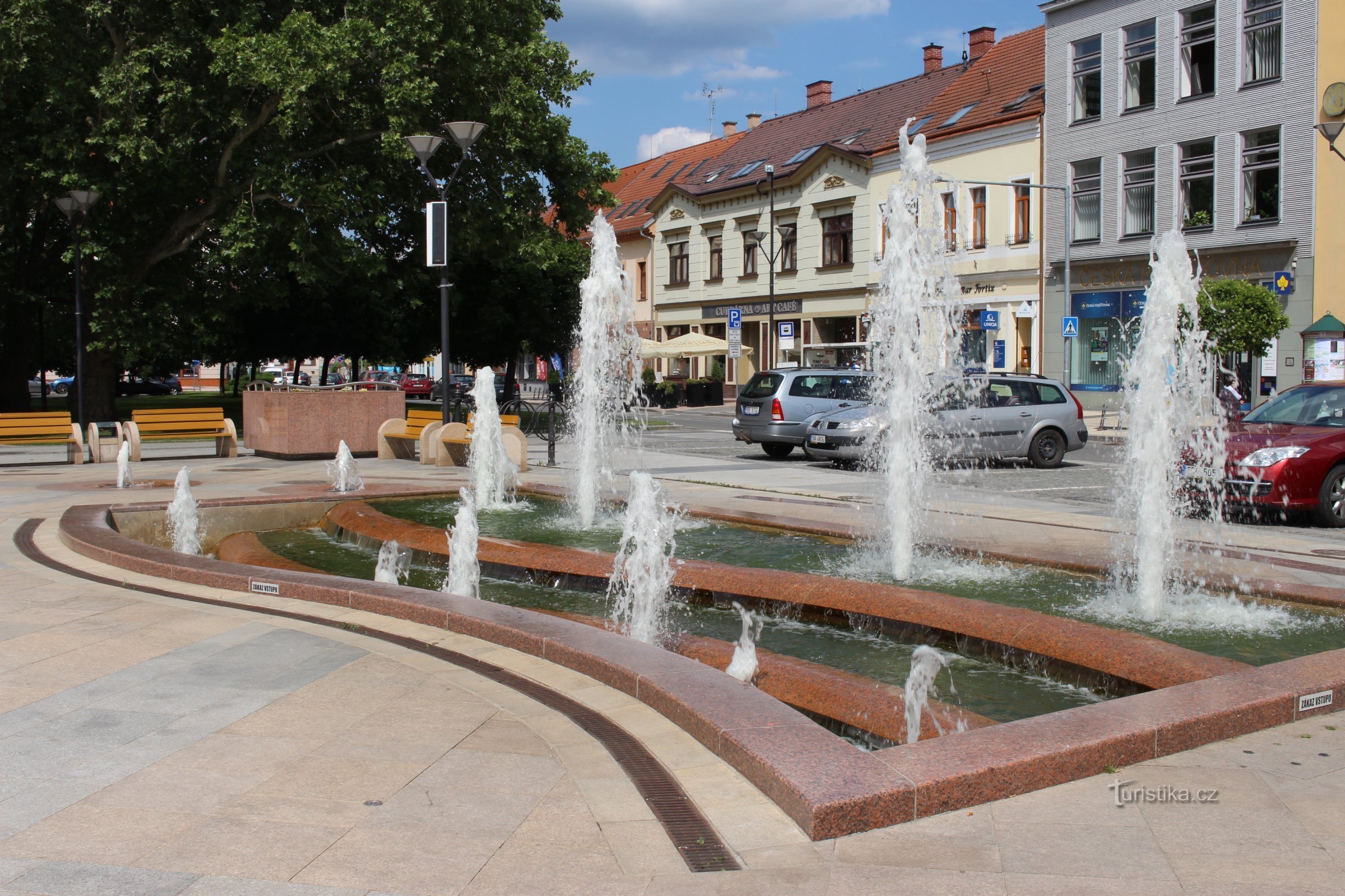 Высота водяных брызг достигает высоты до четырех метров.