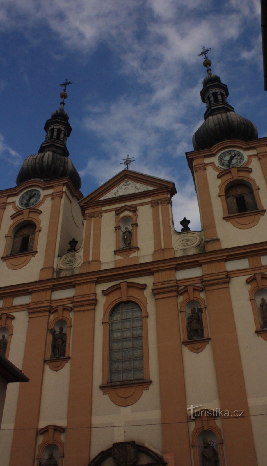 Die Höhe der Türme bis zum Kreuz beträgt 50 m