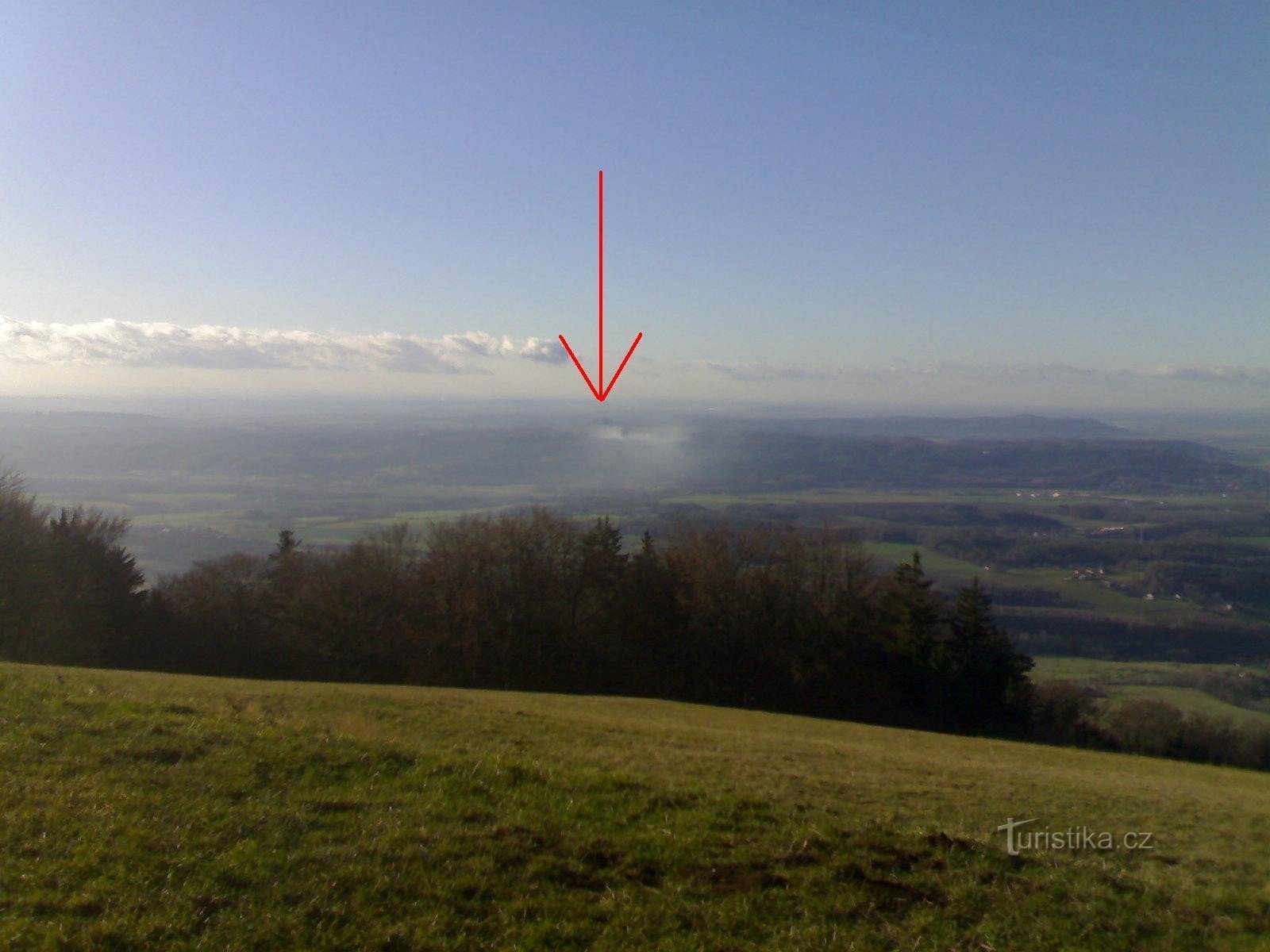 Vyskeř - La montaña y la capilla de Santa Ana (en la neblina) de Kozákov