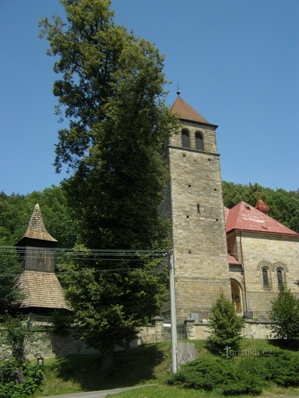 Vyskeř - Jomfru Marias himmelfartskirke med et klokketårn af træ