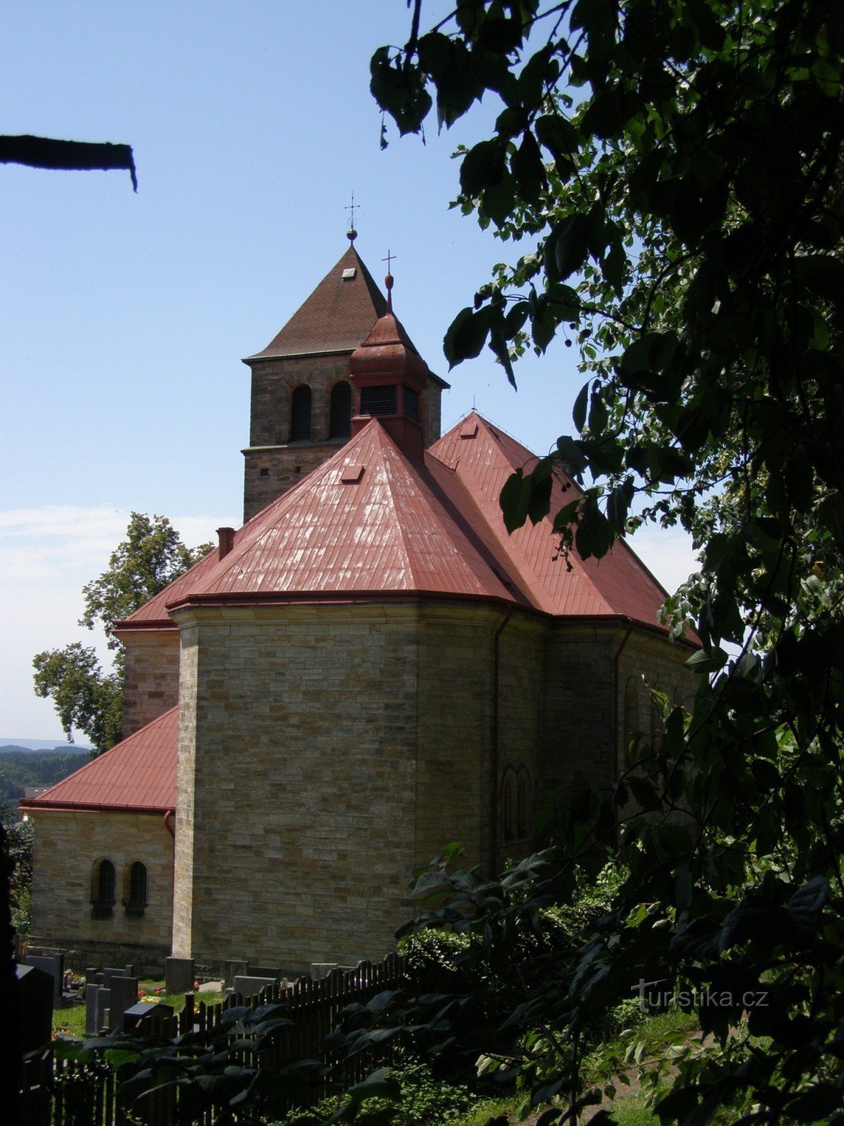 Vyskeř - Jungfru Marias himmelsfärdskyrka med ett klocktorn i trä
