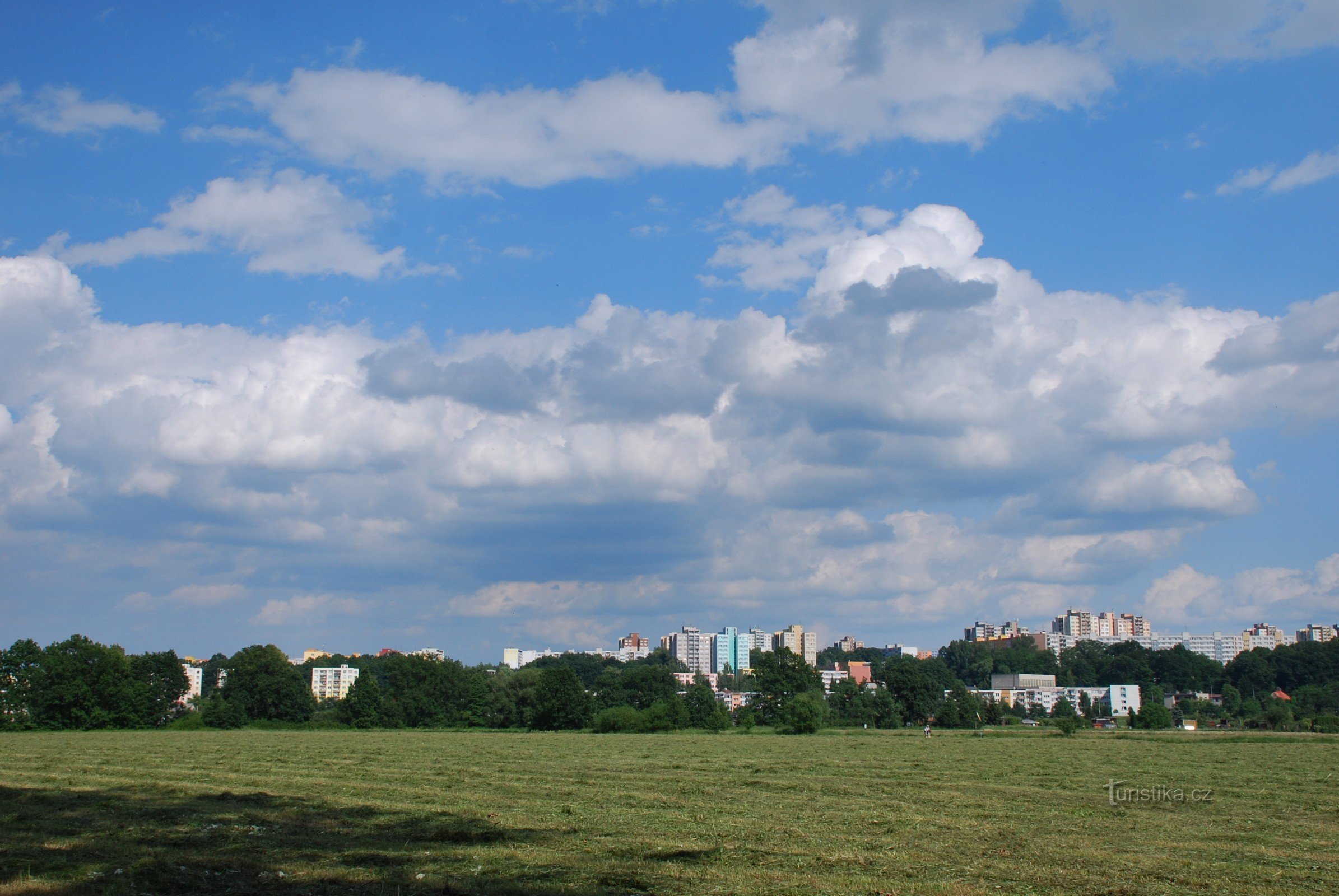 Panorama de Vyškovice depuis les prairies autour de la rivière Odra