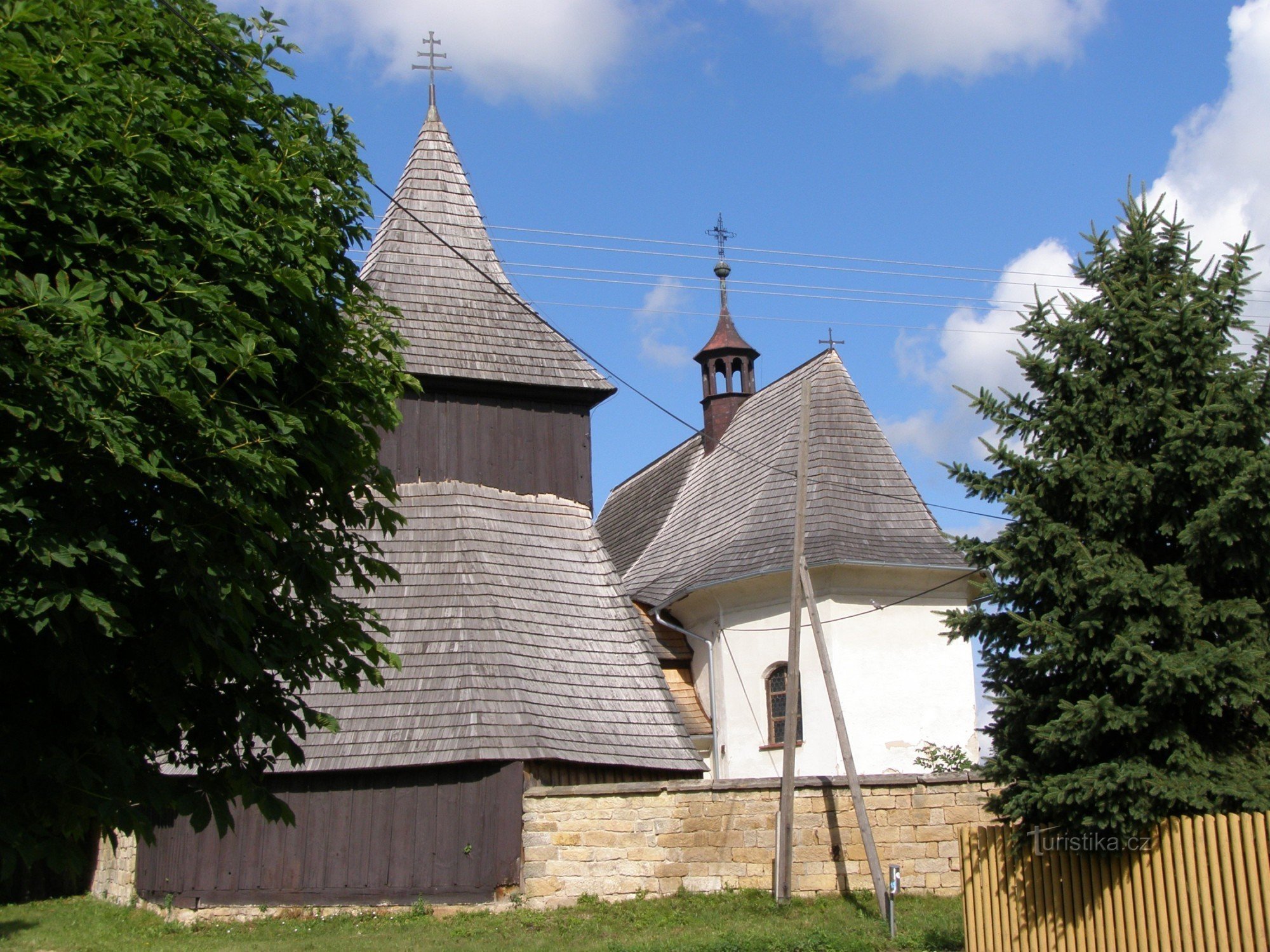 Vysočany - träkyrkan St. Marknader med en klockstapel av trä