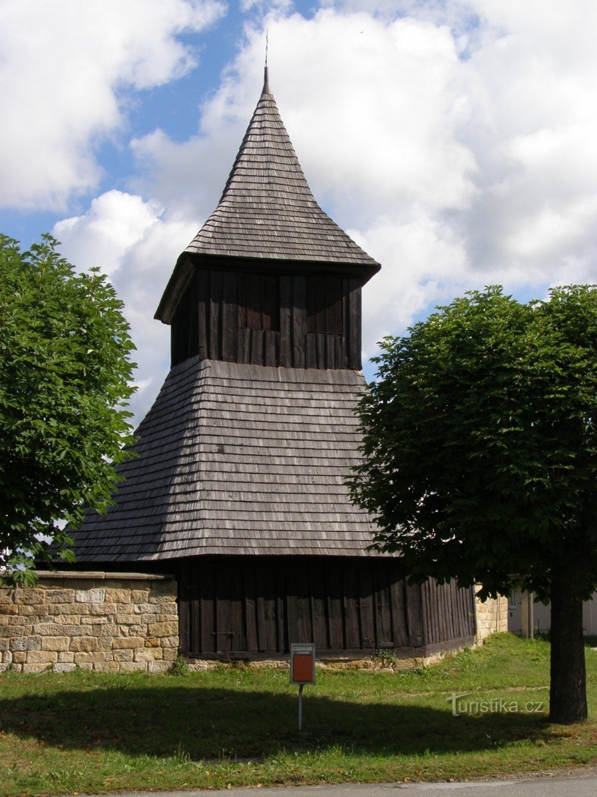 Vysočany - träkyrkan St. Marknader med en klockstapel av trä