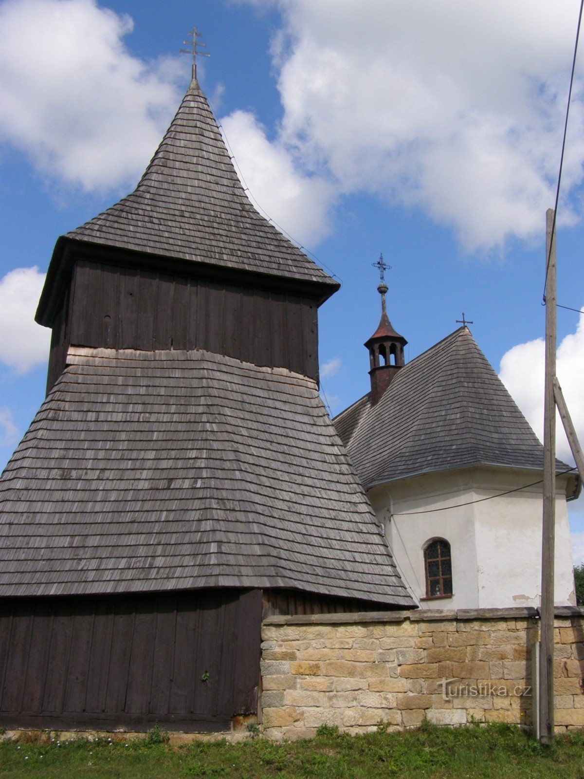 Vysočany - 圣木教堂有木制钟楼的市场
