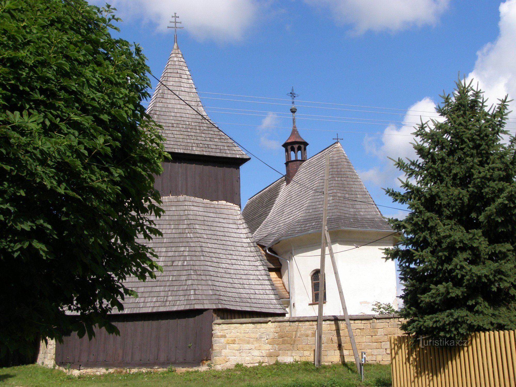 Vysočany - träkyrkan St. Marknader med ett klocktorn