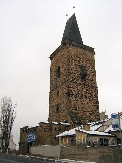 Hohes Tor: Das Tor hat einen fast quadratischen Grundriss, die Gesamthöhe erreicht 46 Meter.