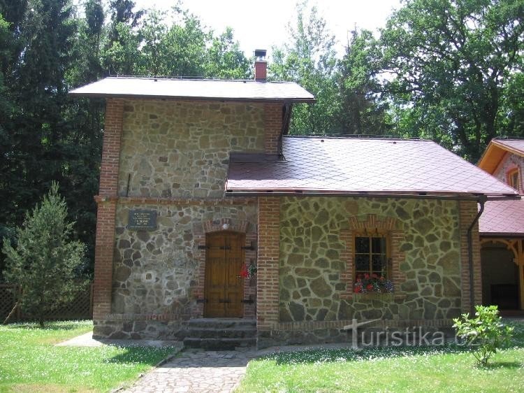 Vysoka u Příbram - maison d'entrée avec une plaque commémorative à JV Sládek