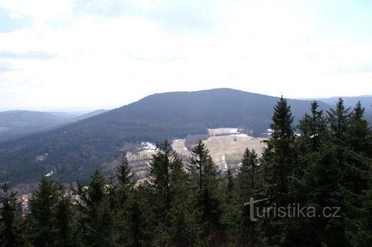 Vysoká vanaf Kraví hora: uitzicht op Vysoká vanaf de uitkijktoren vanaf Kraví hora