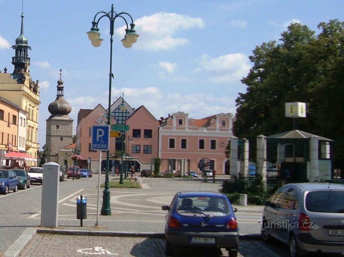 Vysoké Mýto-Nuevo Ayuntamiento, Karaska-restos de la Torre Choceňská y Casa del Distrito-antigua