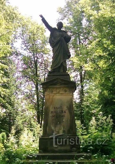 Vysoké nad Jizerou - parc de la ville : la statue de Karel Havlíček Borovský dans le parc de la ville