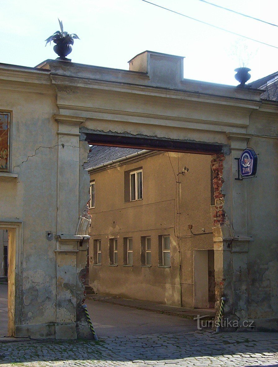 Vyšovice-slott-porten till innergården-Foto: Ulrych Mir.