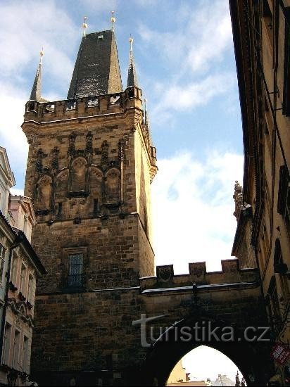 Höherer Brückenturm und Tor