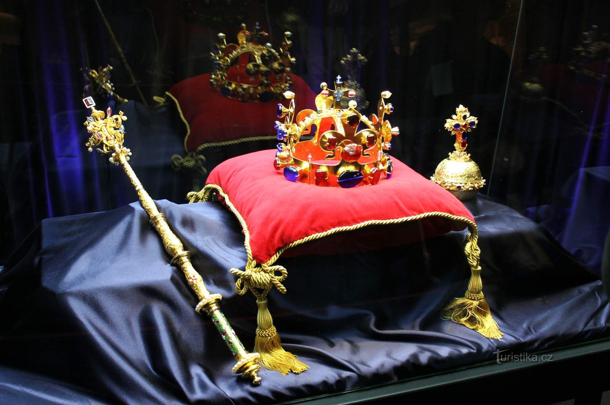 Udstilling af de tjekkiske kronjuveler inden for rækkevidde på Hrubá Skála Slot