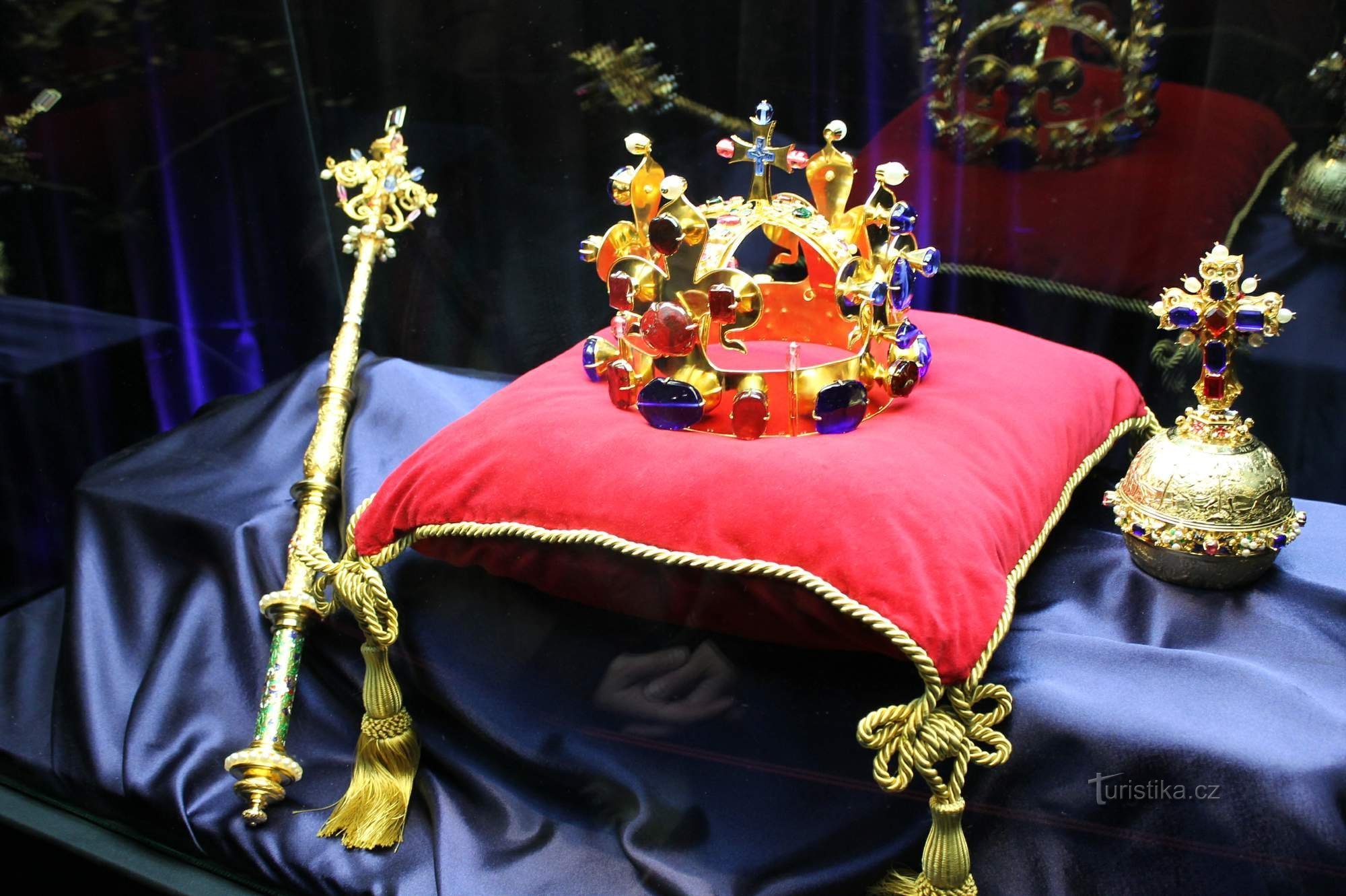 Exposición de las joyas de la corona checa al alcance de la mano en el castillo de Hrubá Skála