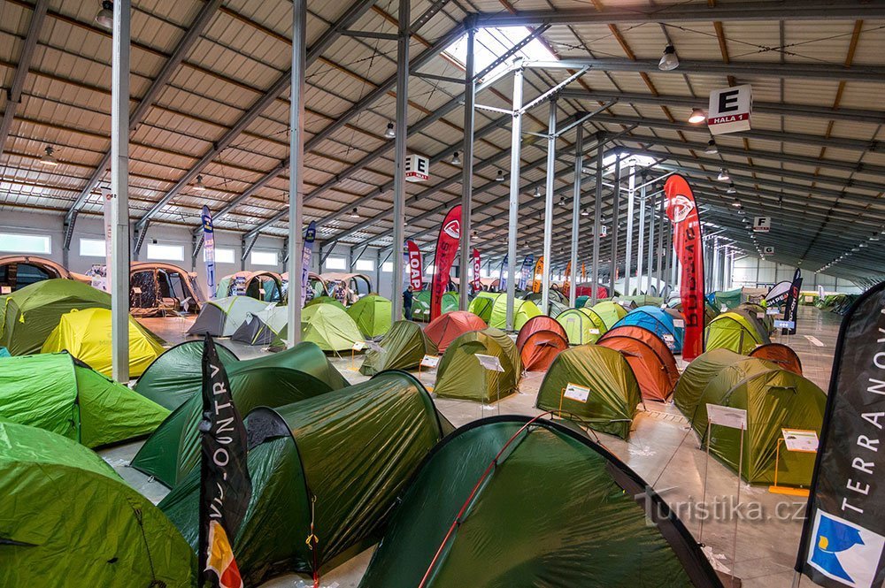 A exposição de tendas e equipamentos ao ar livre termina após 3 meses com grandes descontos e vendas