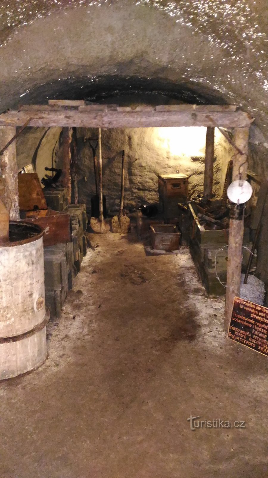 リトムニェジツェの中世の地下室での展示。