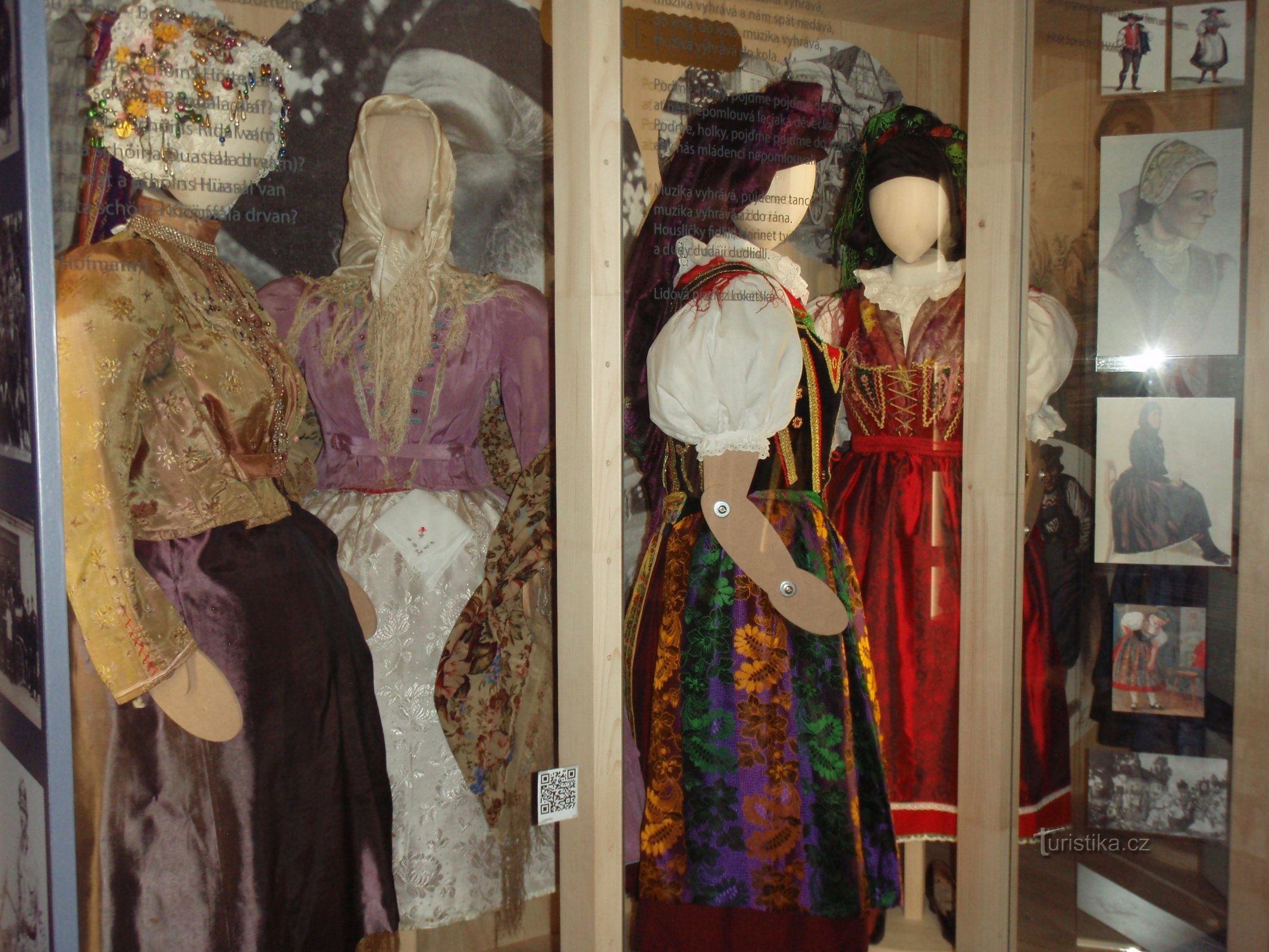 Costumes folkloriques exposés