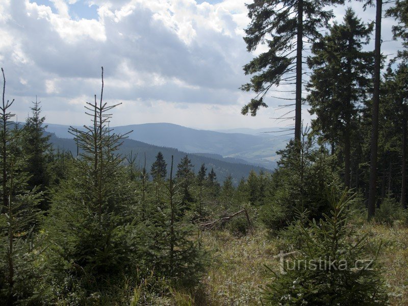 Abfahrt von Sklené, Kran im Hintergrund