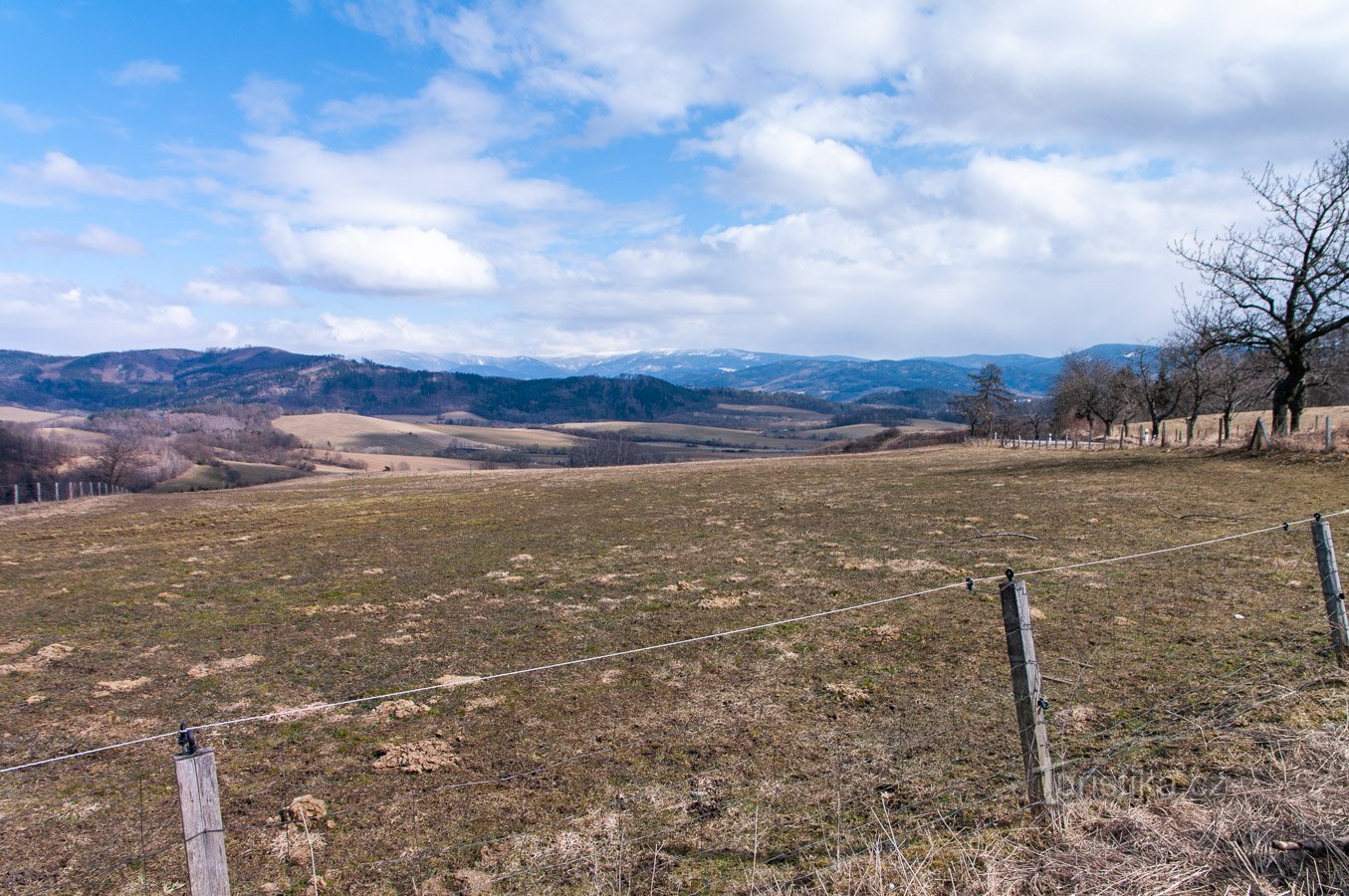 Subida perto de Vápenice com a decoração das montanhas nevadas de Jeseníky