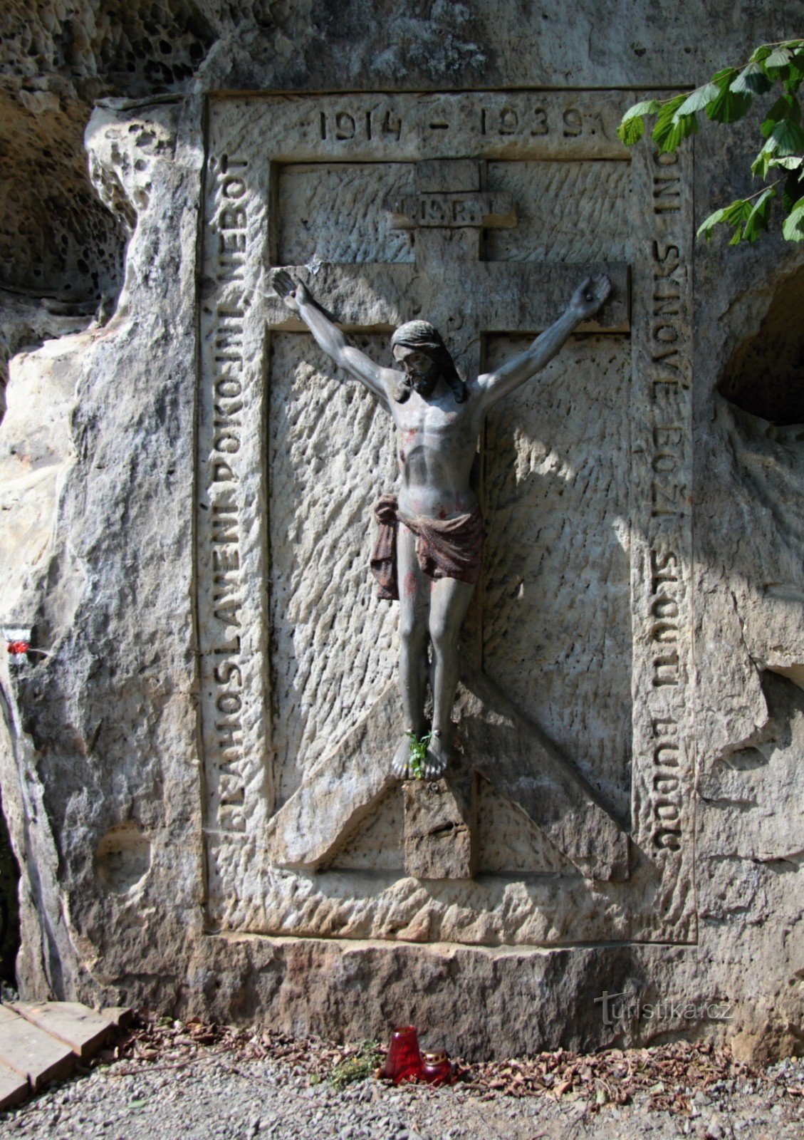 rzeźbiona płaskorzeźba Chrystusa Ukrzyżowanego