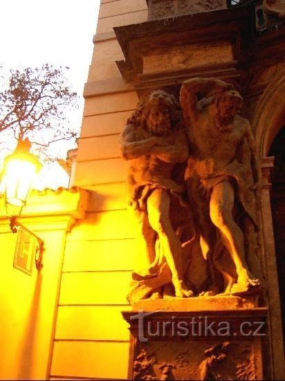 Okrasje - antične skulpture 1: Kiparsko okrasje portalov s pari velikanov izhaja iz