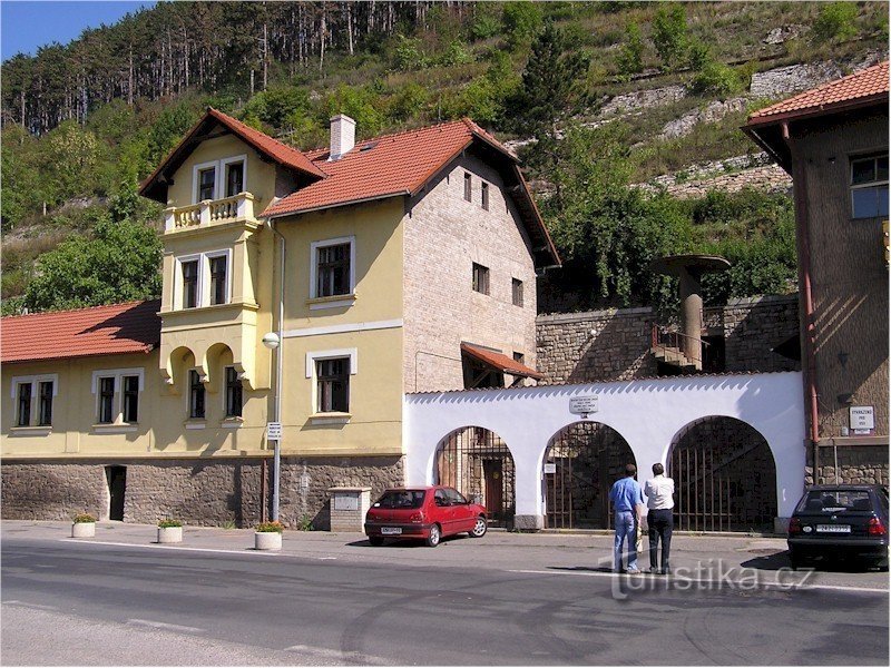 Vinforskningsstation i Karlštejn; kilde www.vinazcech.cz