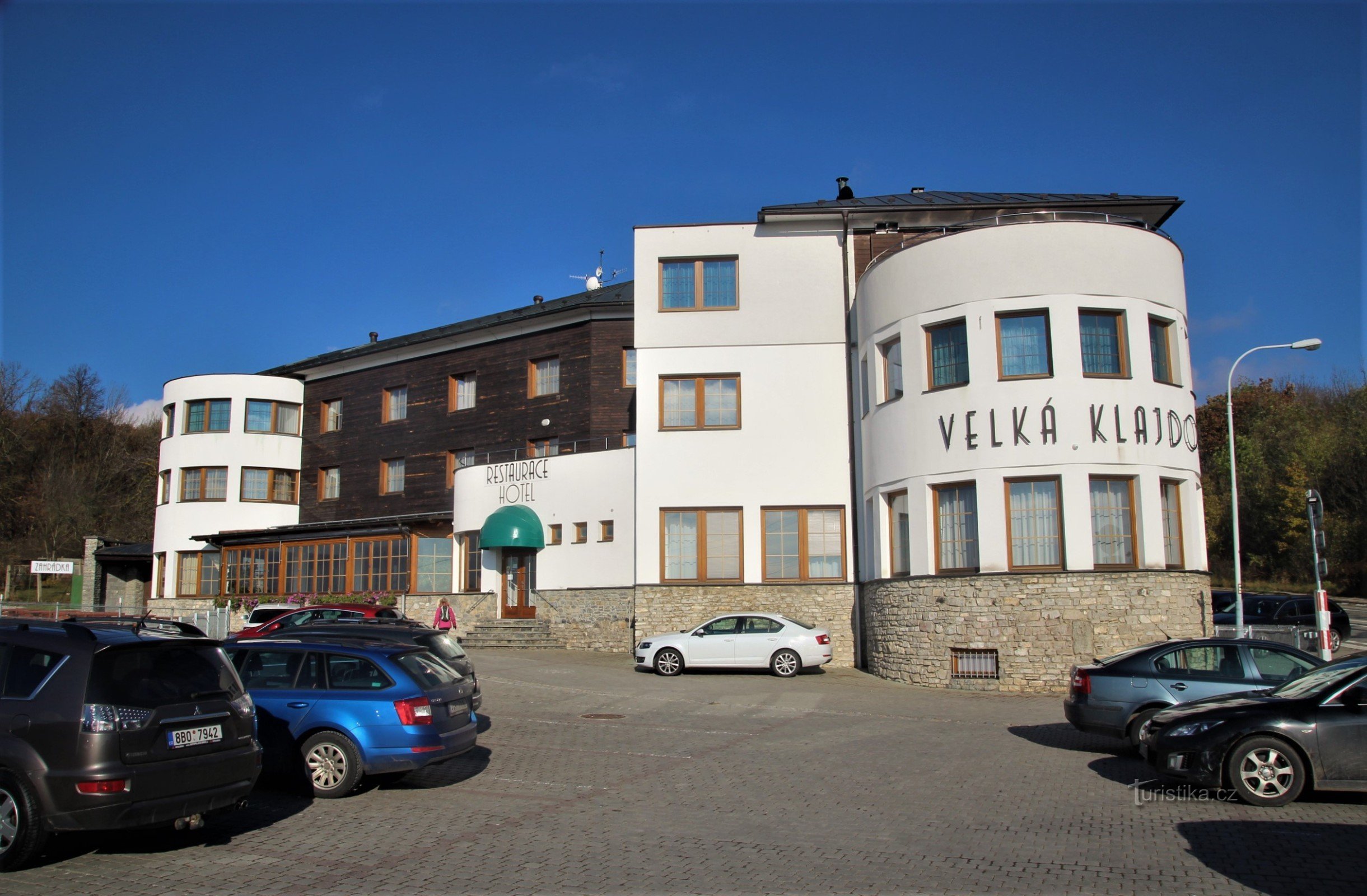 Một điểm quan trọng trên tuyến đường là khách sạn đầy phong cách Velká Klajdovka