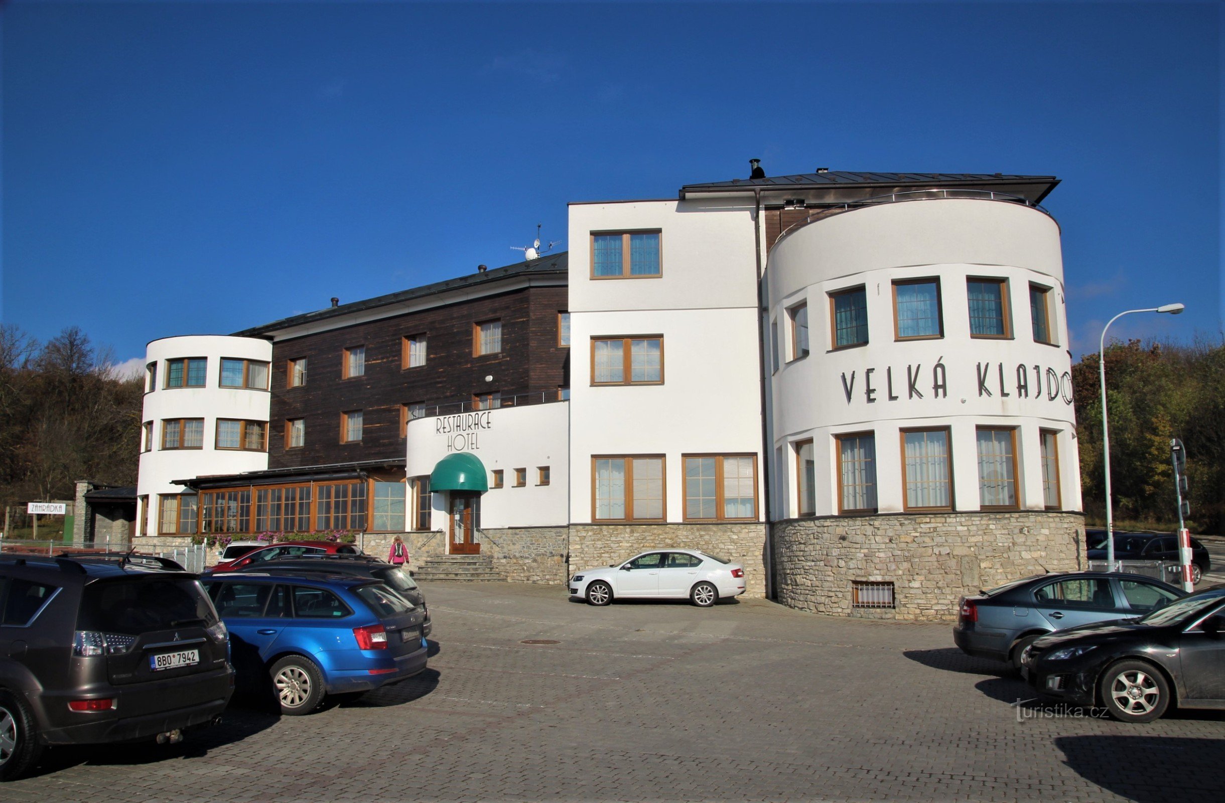 An important point on the route is the stylish hotel Velká Klajdovka