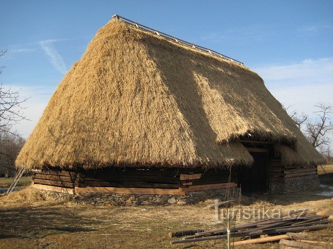 Een zeldzame veelhoekige schuur in het openluchtmuseum Kouřim tijdens de wederopbouw