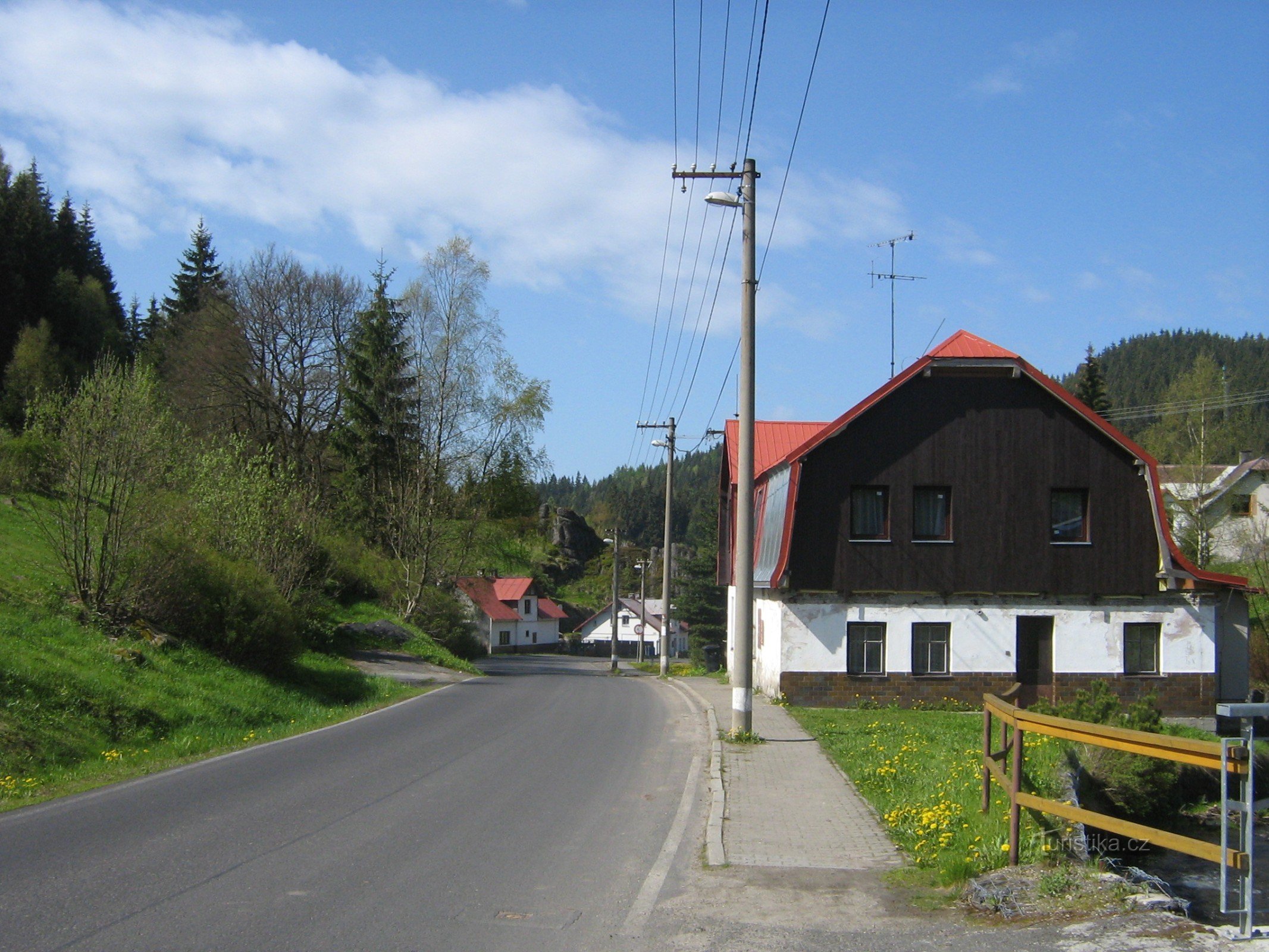 Im Hintergrund sieht man Hamerská skalk