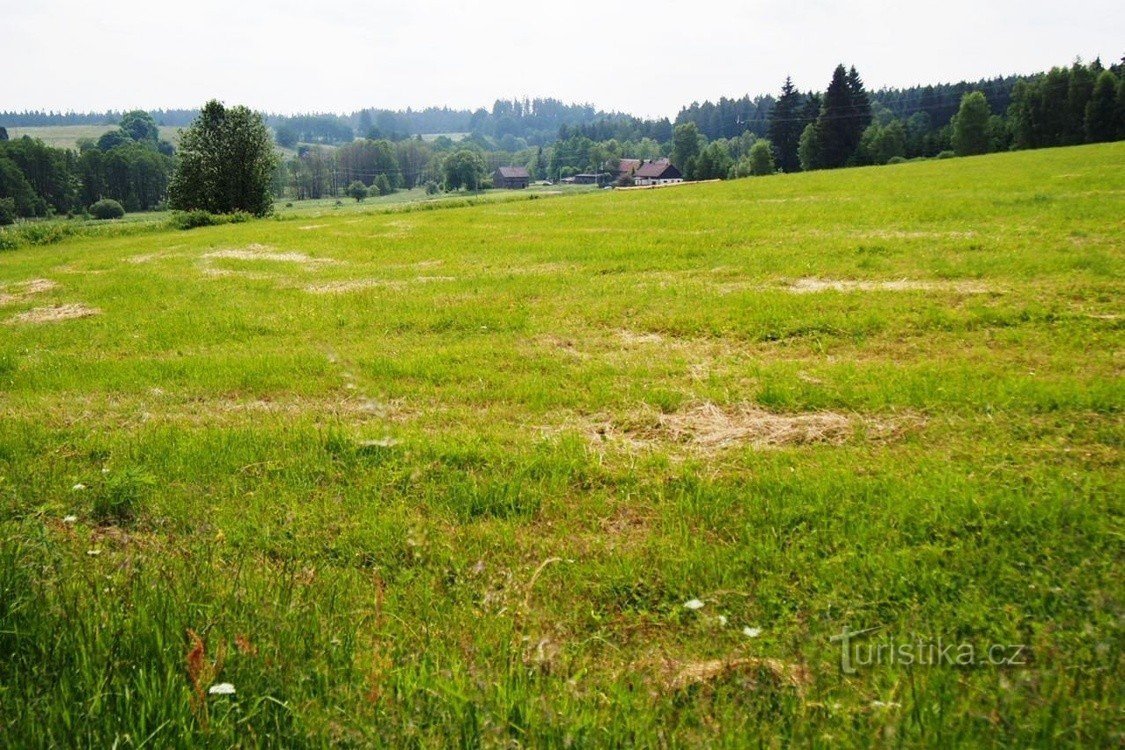 Au fond, la solitude devant le hameau de Branka