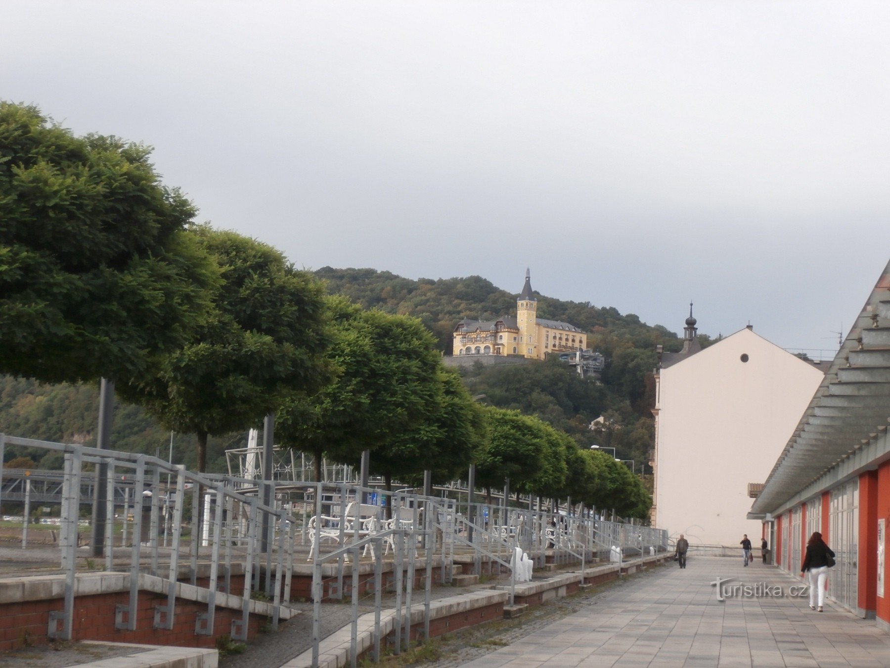 Het uitzichtrestaurant Větruše verschijnt achter mij