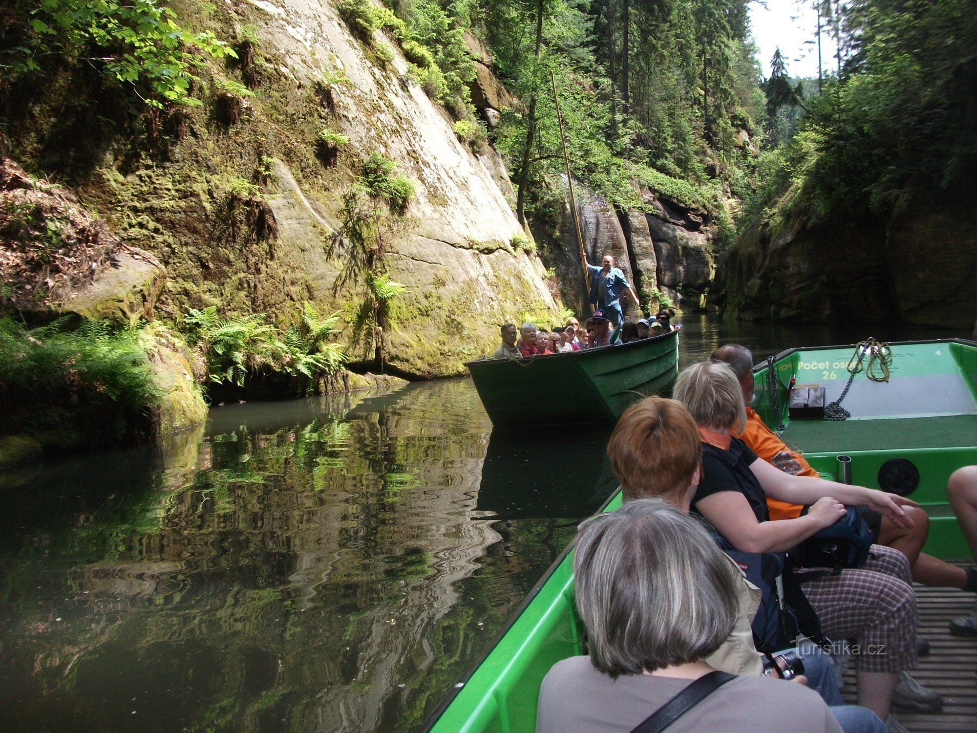 A punt with tourists dodging each other on the Kamenice river in the Tichá soutěsca.