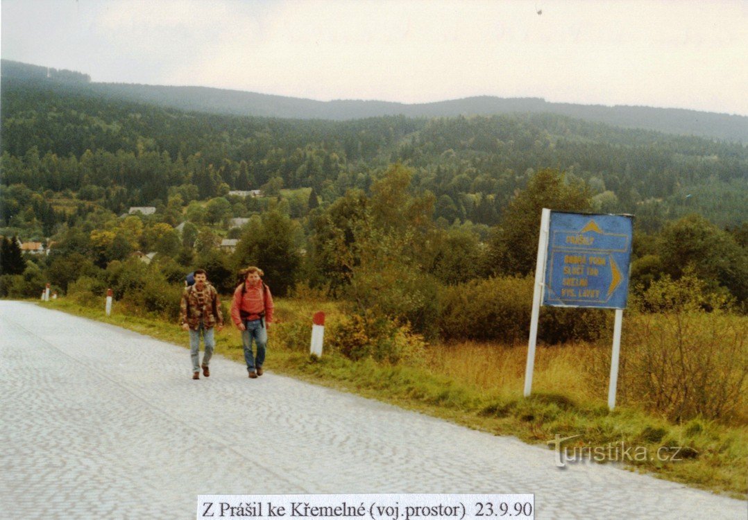 Prášilista ylös kohti Křemelnáa sotilasalueen läpi