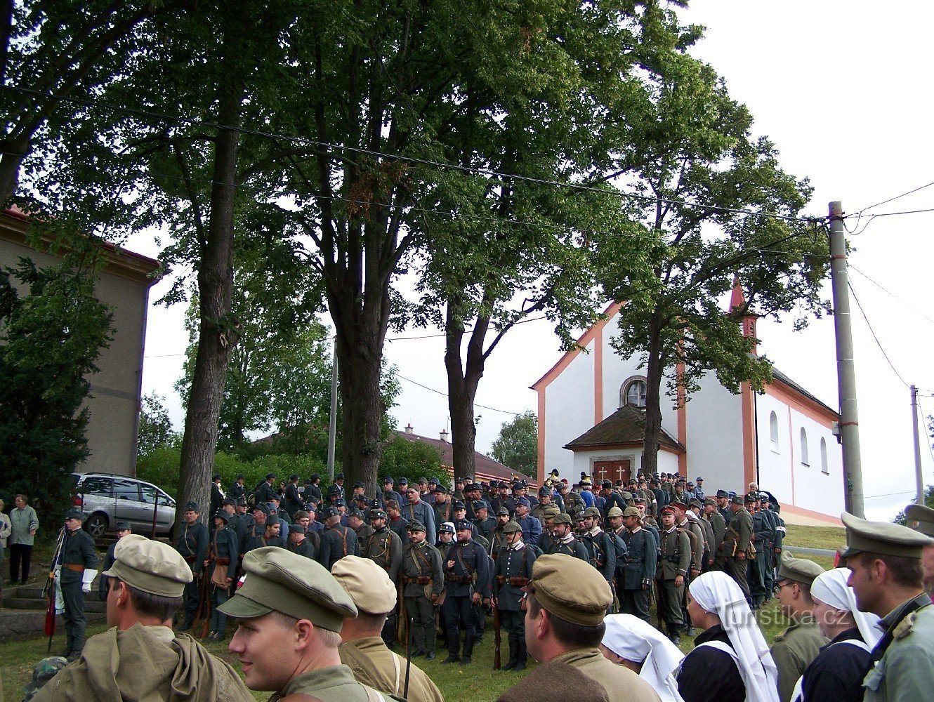 En jubileumshandling med deltagande av samtida trupper