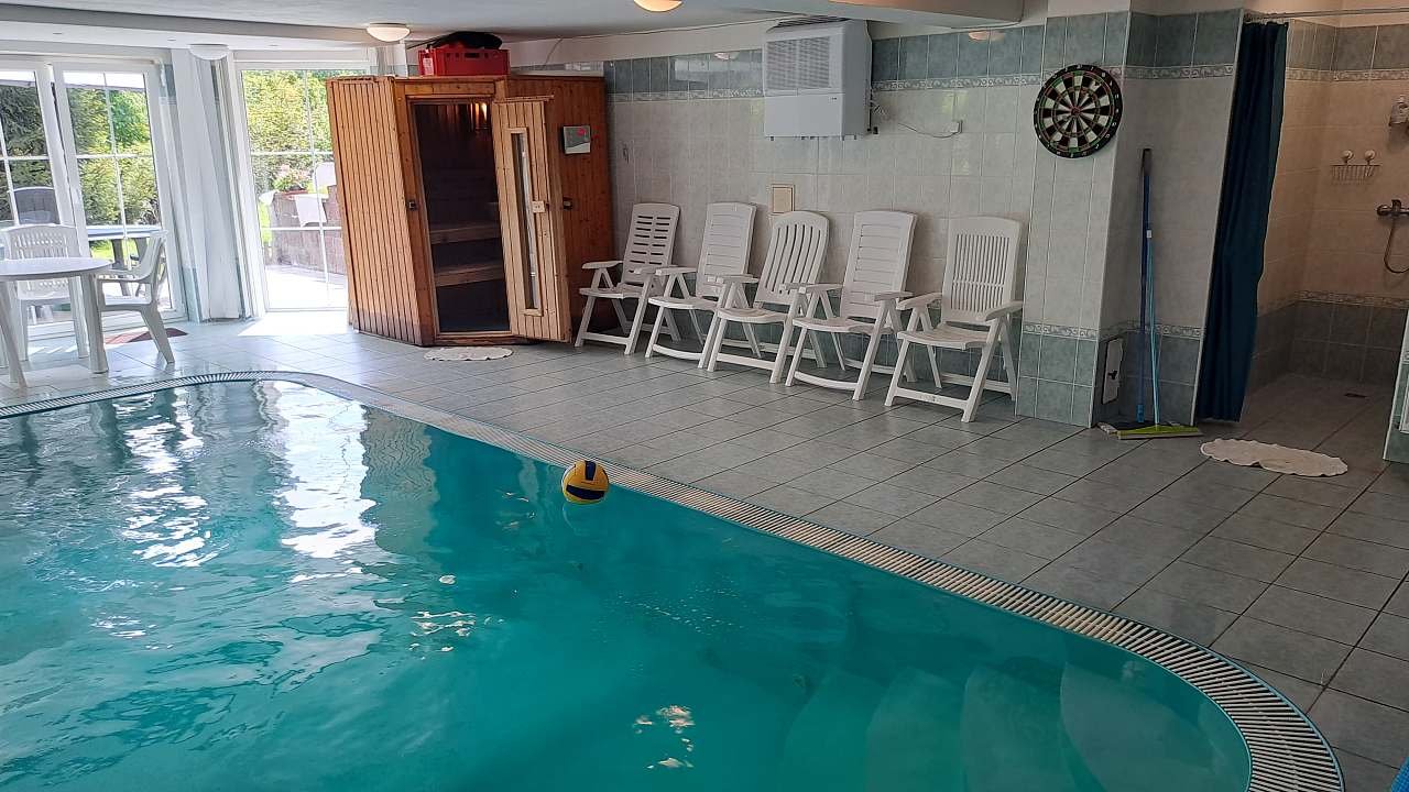 wellness bazén, vířivka a finská sauna