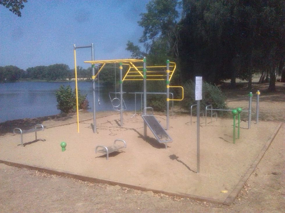 Playground de exercícios à beira da lagoa Roštejn