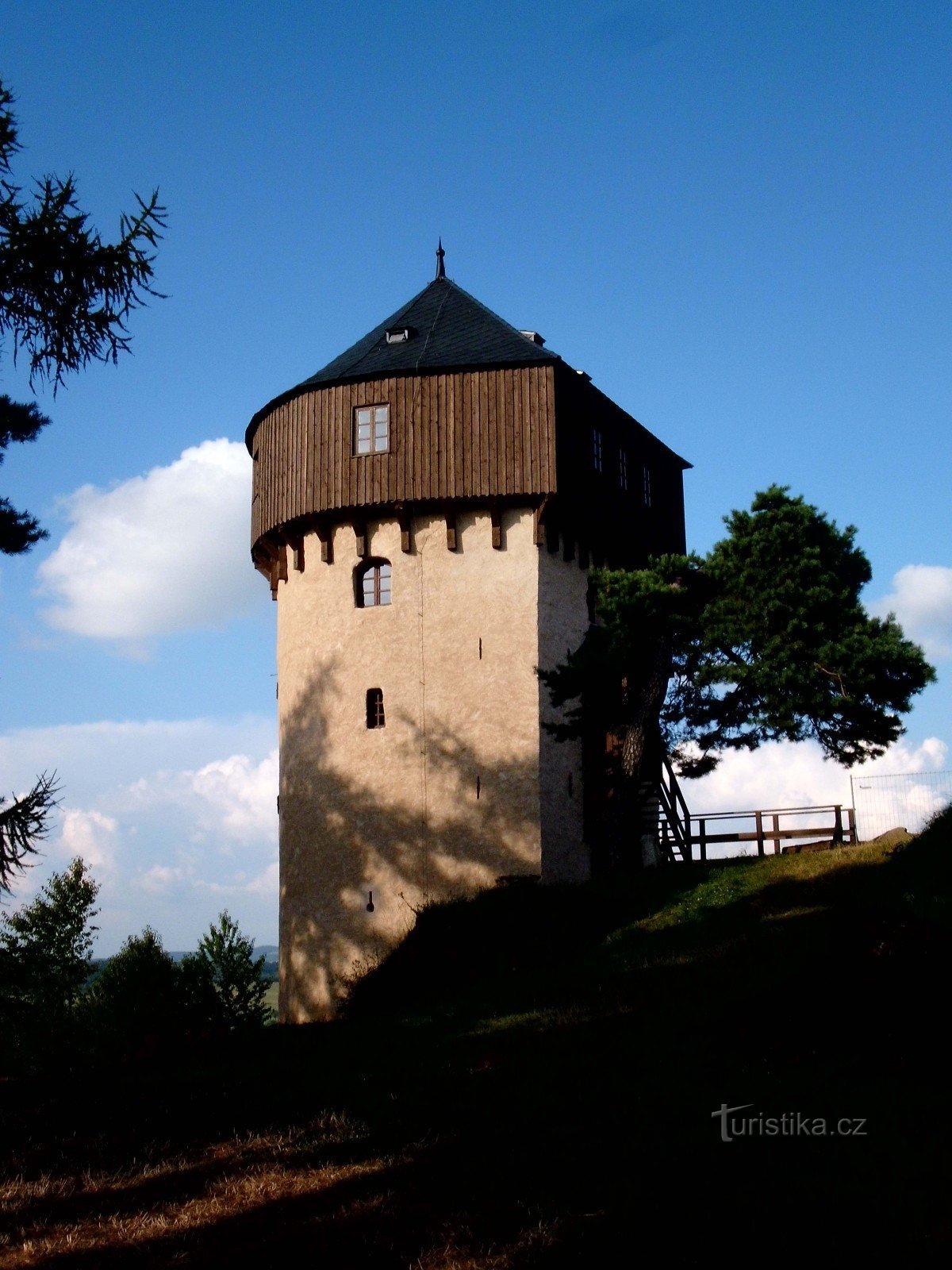 Từ Bochov đến tàn tích của Lâu đài Hartenštejn