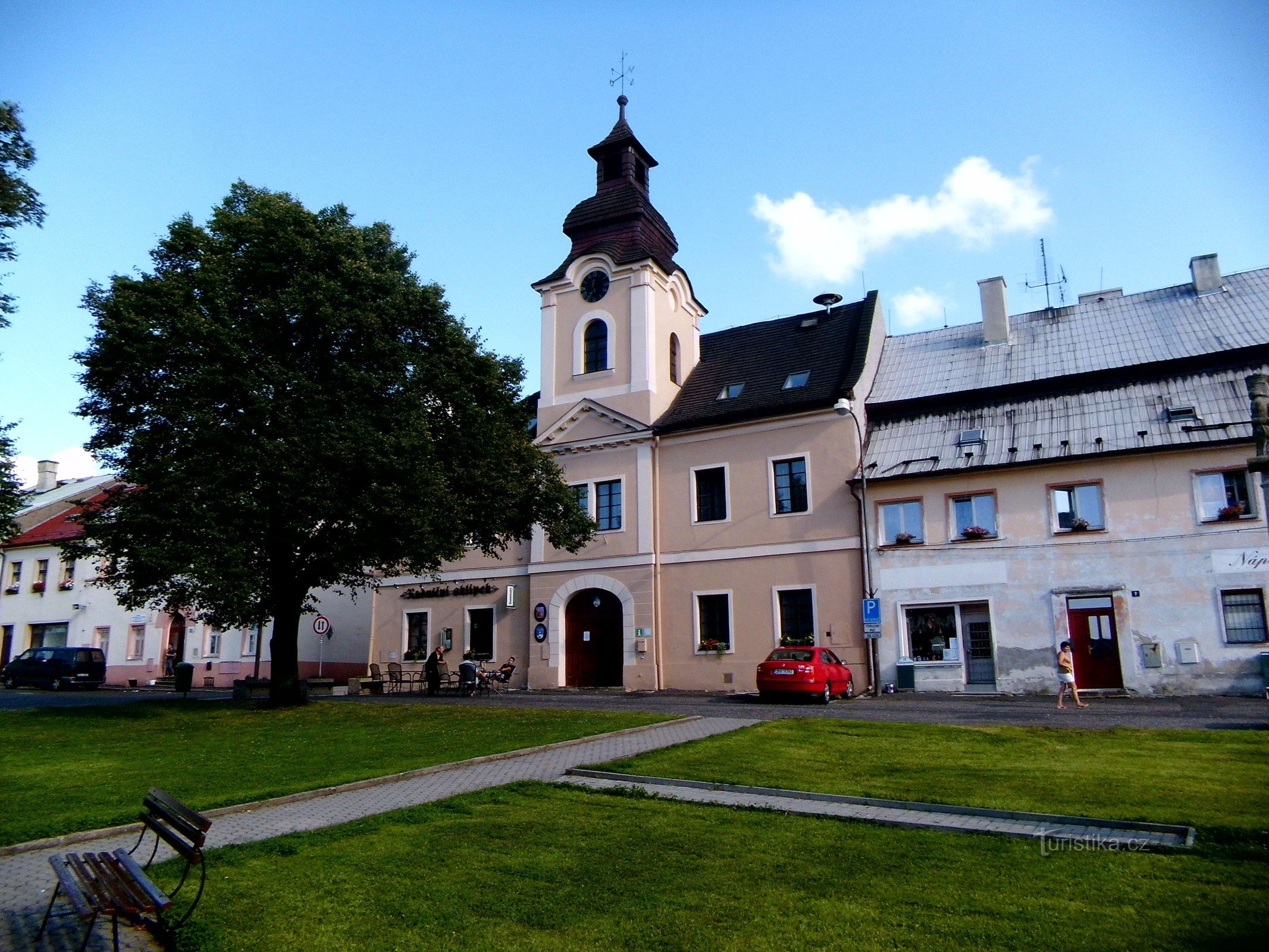 Från Bochov till ruinerna av slottet Hartenštejn