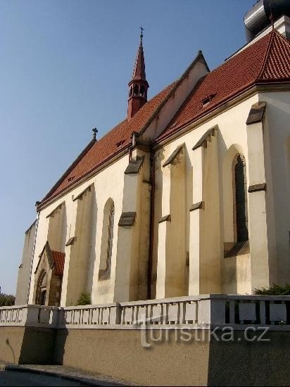 Oldalról: Velvar egyik gótikus emléke a Szent István-templom. Kateryny a téren.