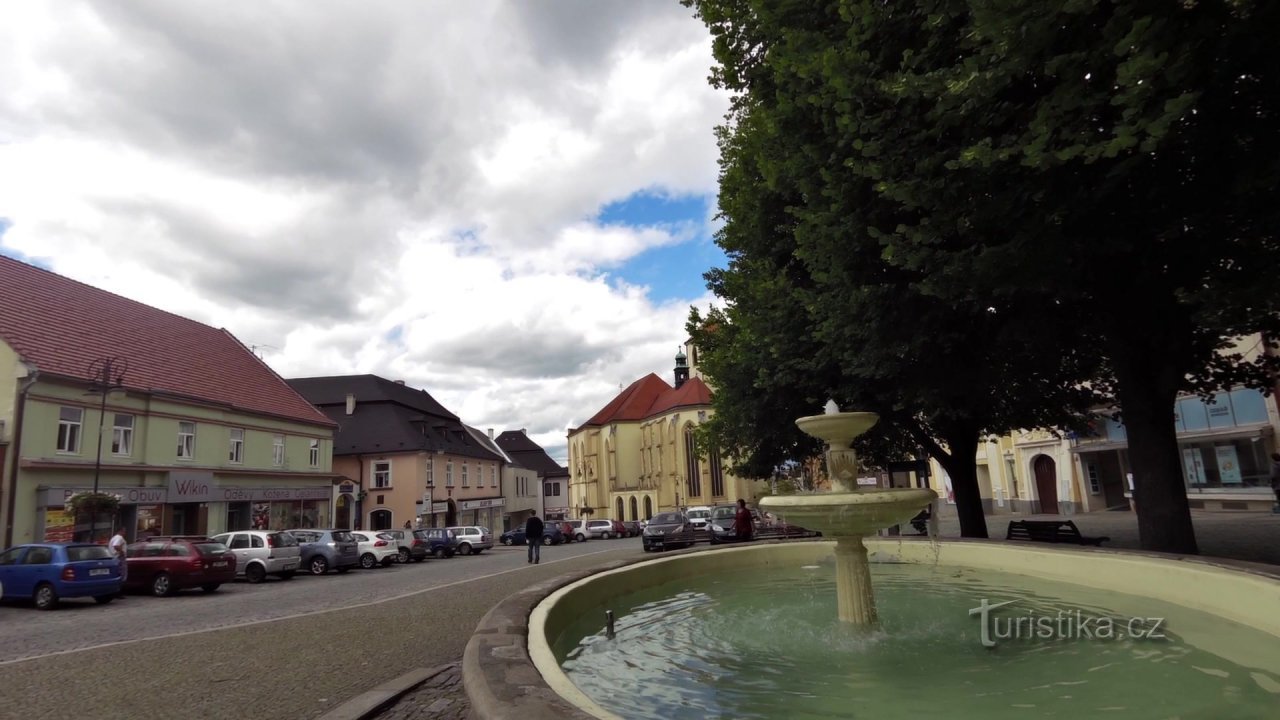 De Boskovice ao redor da barragem e volta