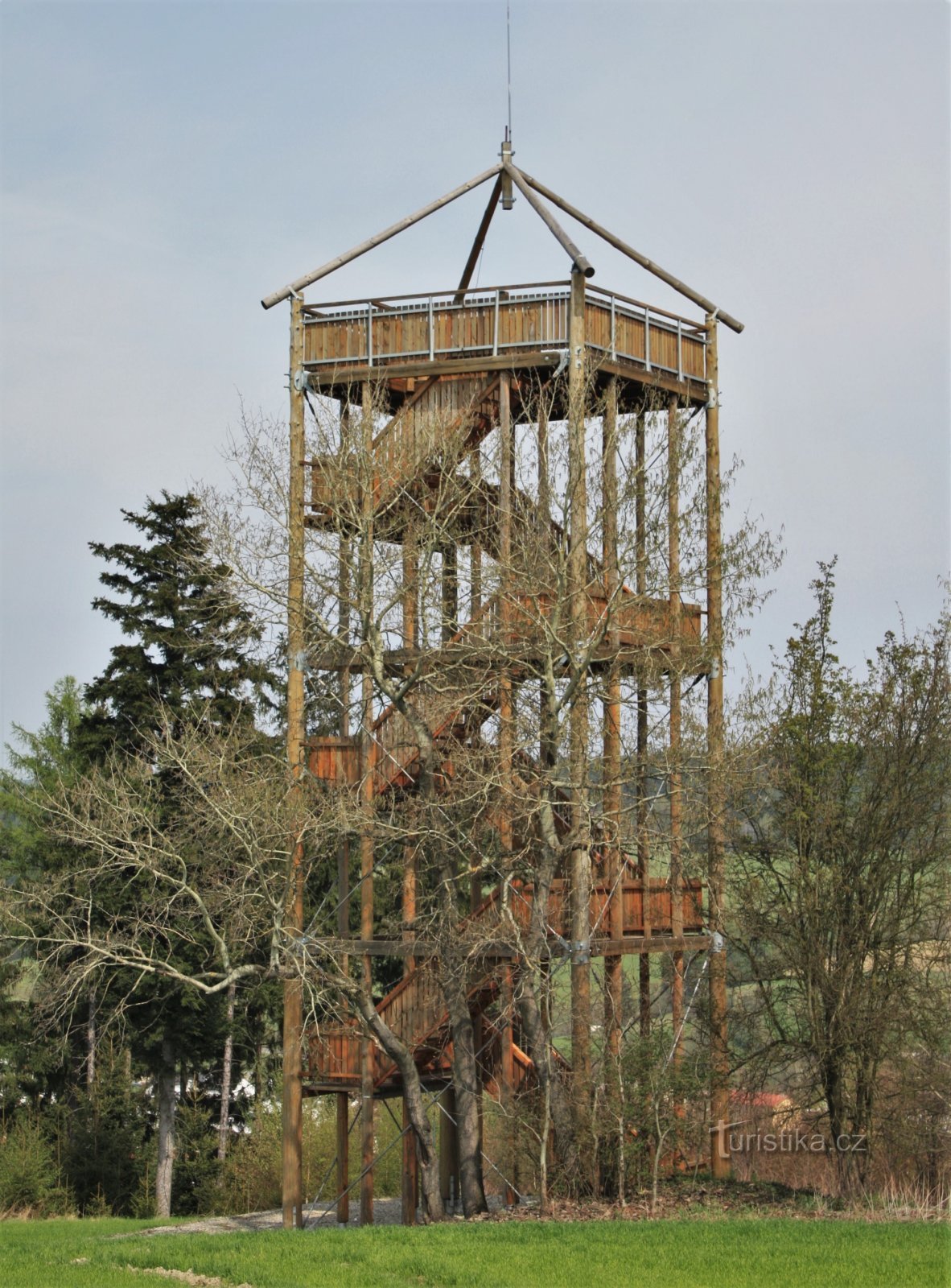 De la Březová nad Svitavou trec de turnul de observație și Devil's Holes