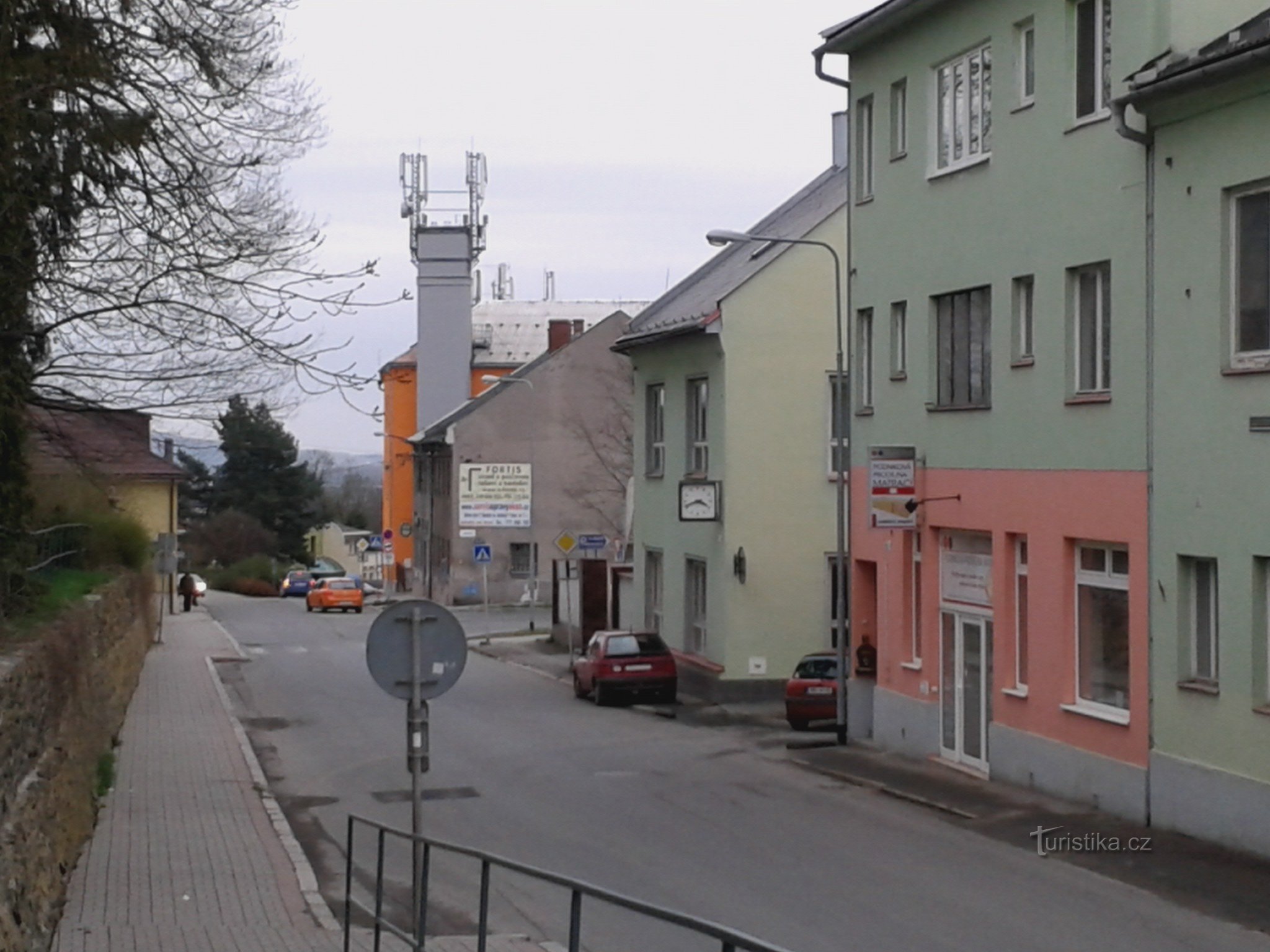 à distance de la route de Racica