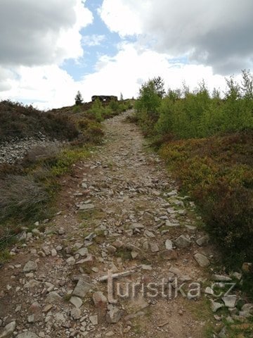 Fra Dolní Kvaně til Dolní Kvaně gennem en betagende klippe, den tidligere lufthavn og Jordan.