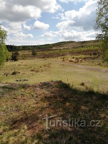 Von Dolní Kvaně nach Dolní Kvaně durch einen atemberaubenden Felsen, den ehemaligen Flughafen und den Jordan.