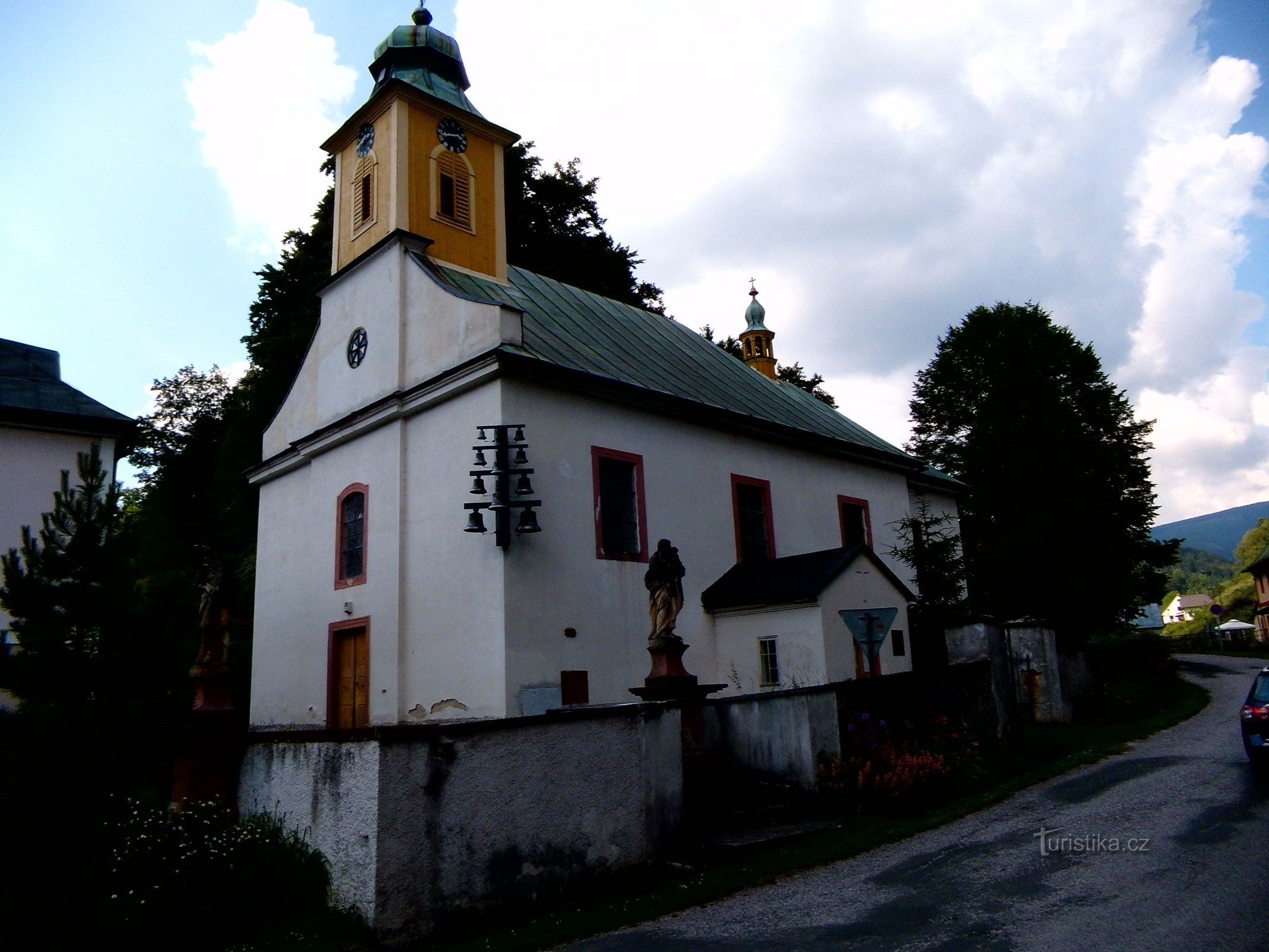 Od Dolní Dvor do Hříběcí bouda in nazaj