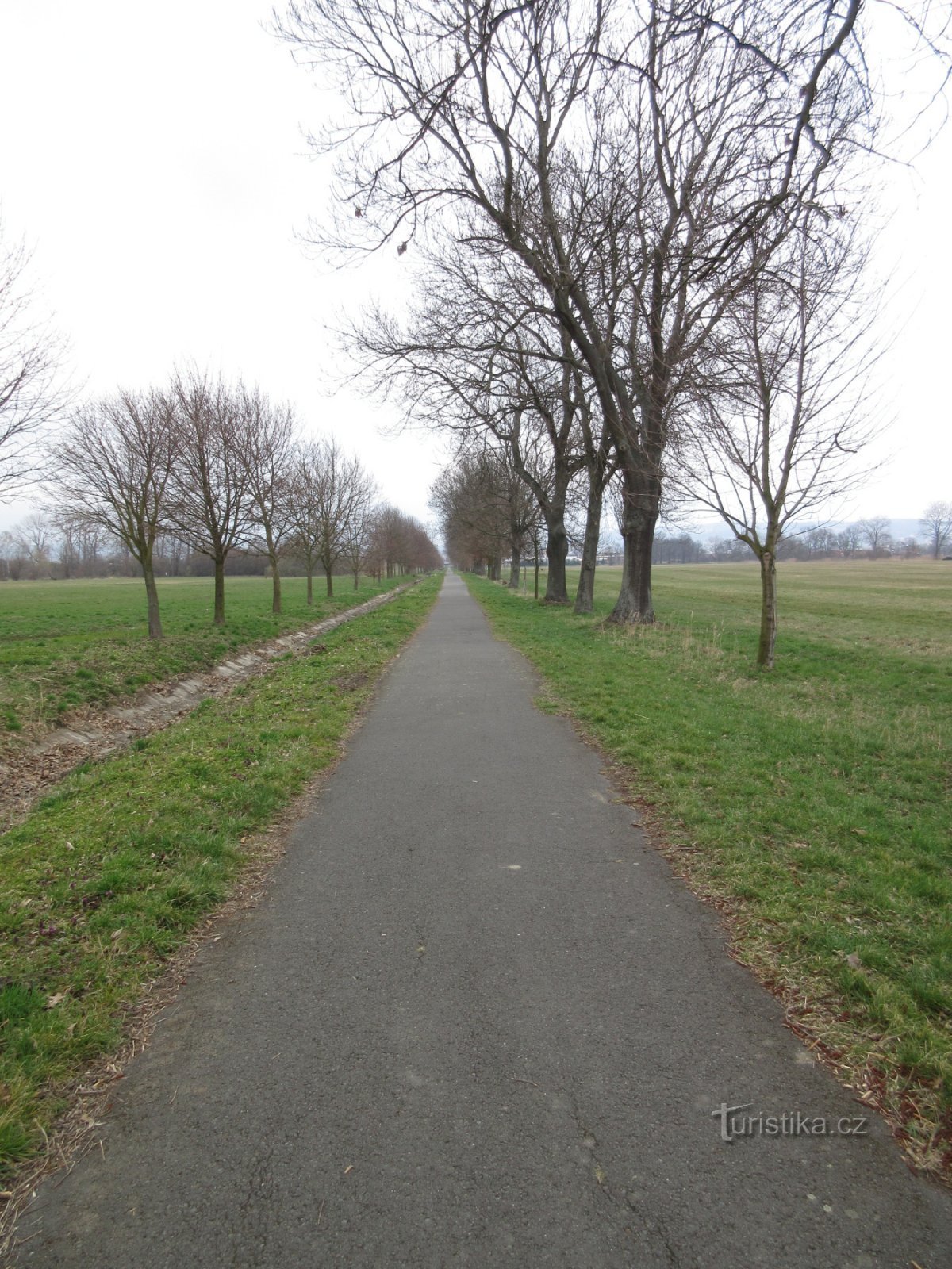 De Hlušovice, caminhamos por um belo beco