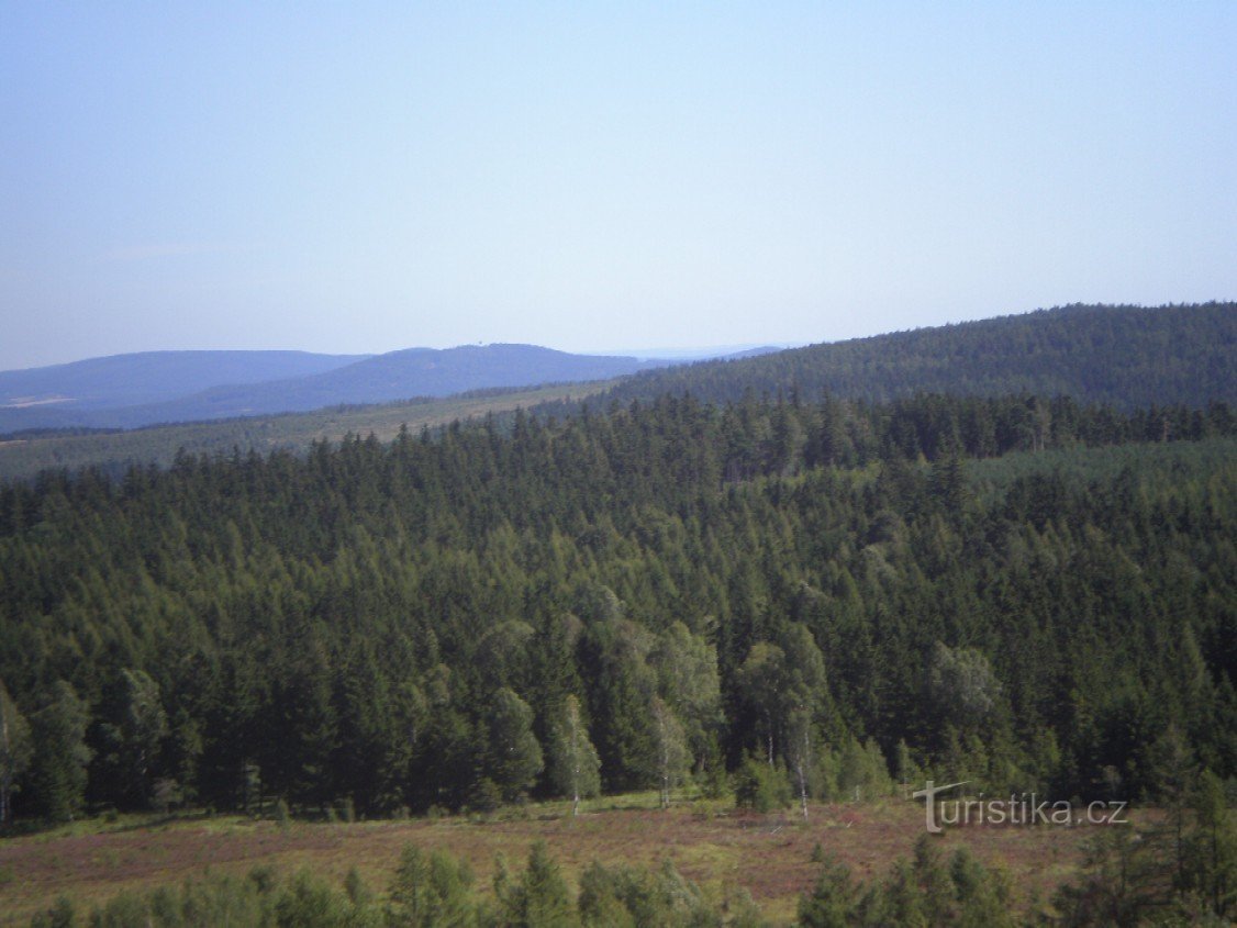 von Houpák: in der Mitte von Píska (691 m), darunter der Landeplatz Brda und rechts die Brda selbst (773 m)