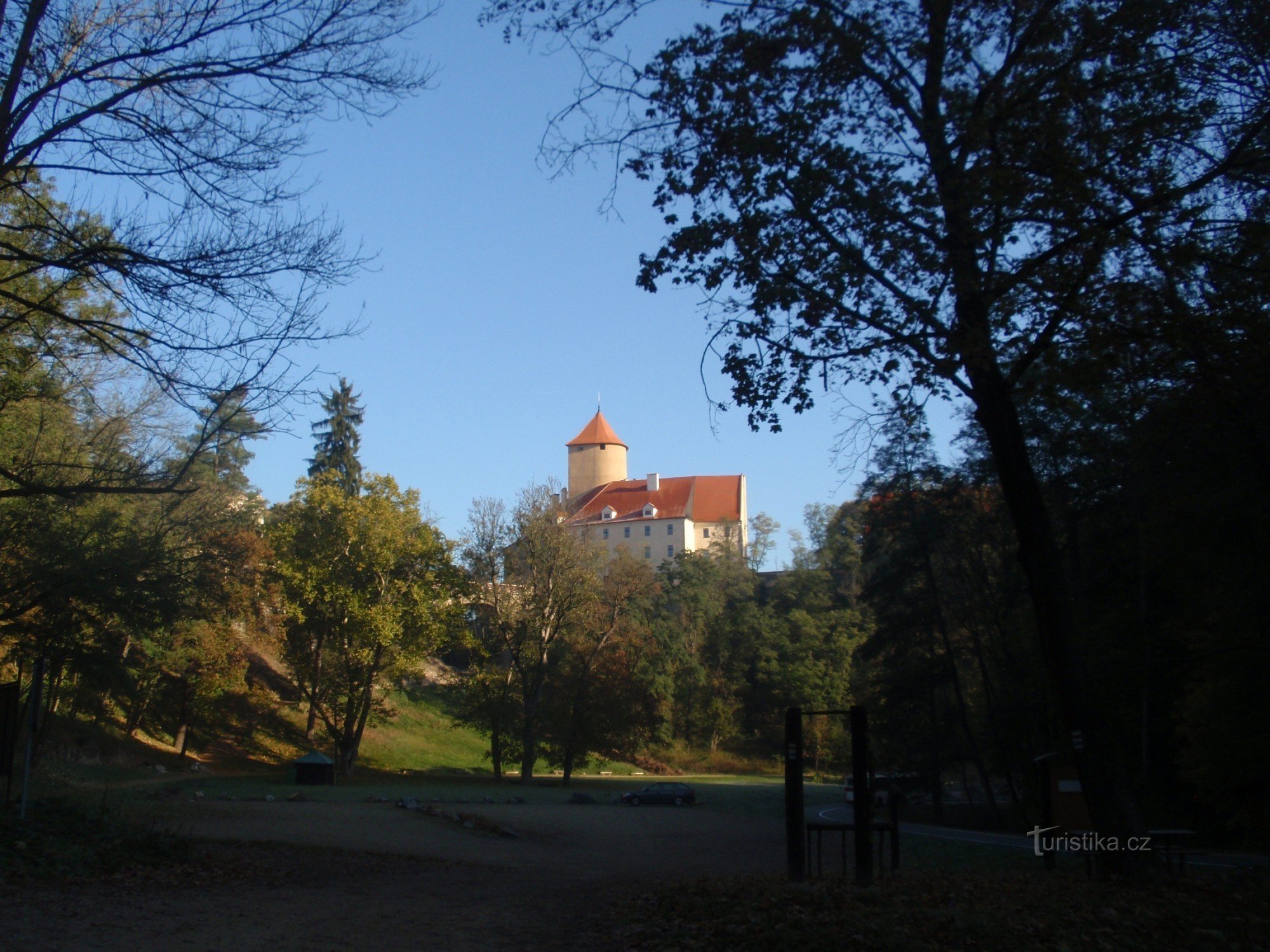 Od dvorca Veveří pokraj brane nazad u Brno
